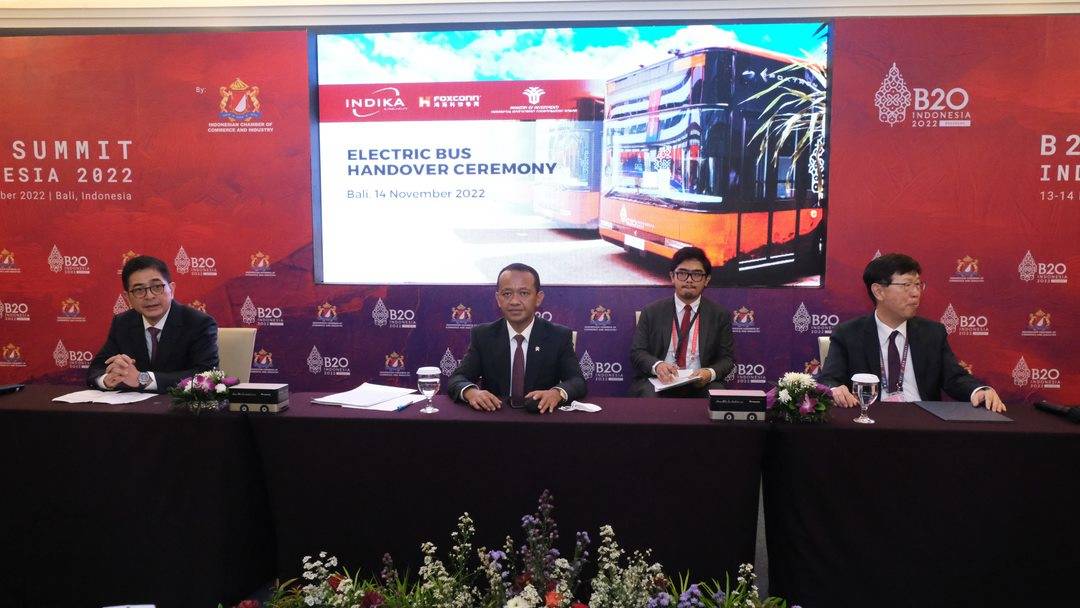 Pemerintah Indonesia menerima lima bus listrik yang diberikan oleh Foxconn dan Indika Energy