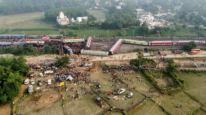 korban jiwa akibat tabrakan kereta api di India terus bertambah