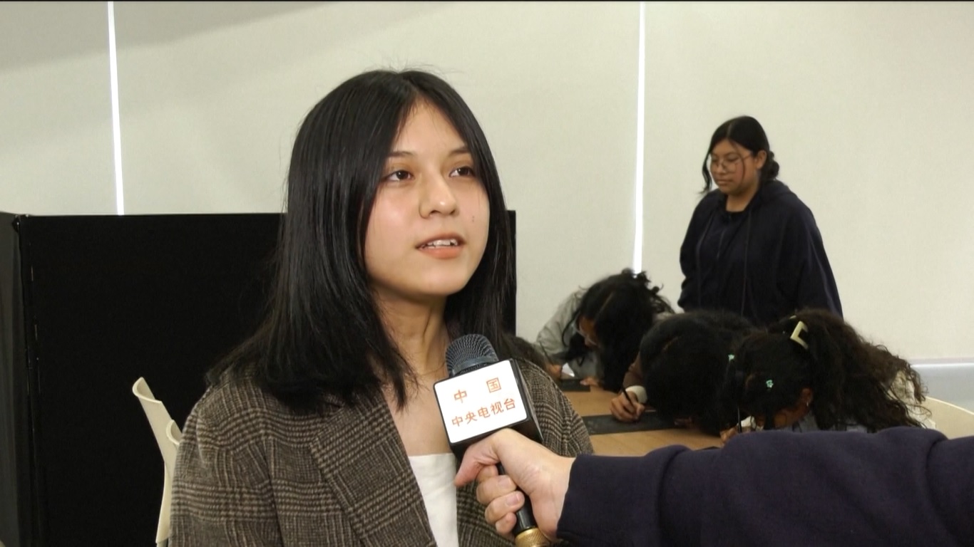 Lebih dari 150 guru dan mahasiswa dari Institut Konfusius di Universitas Ricardo Palma menghadiri pameran tersebut dan menonton film dokumenter tentang budaya Liangzhu