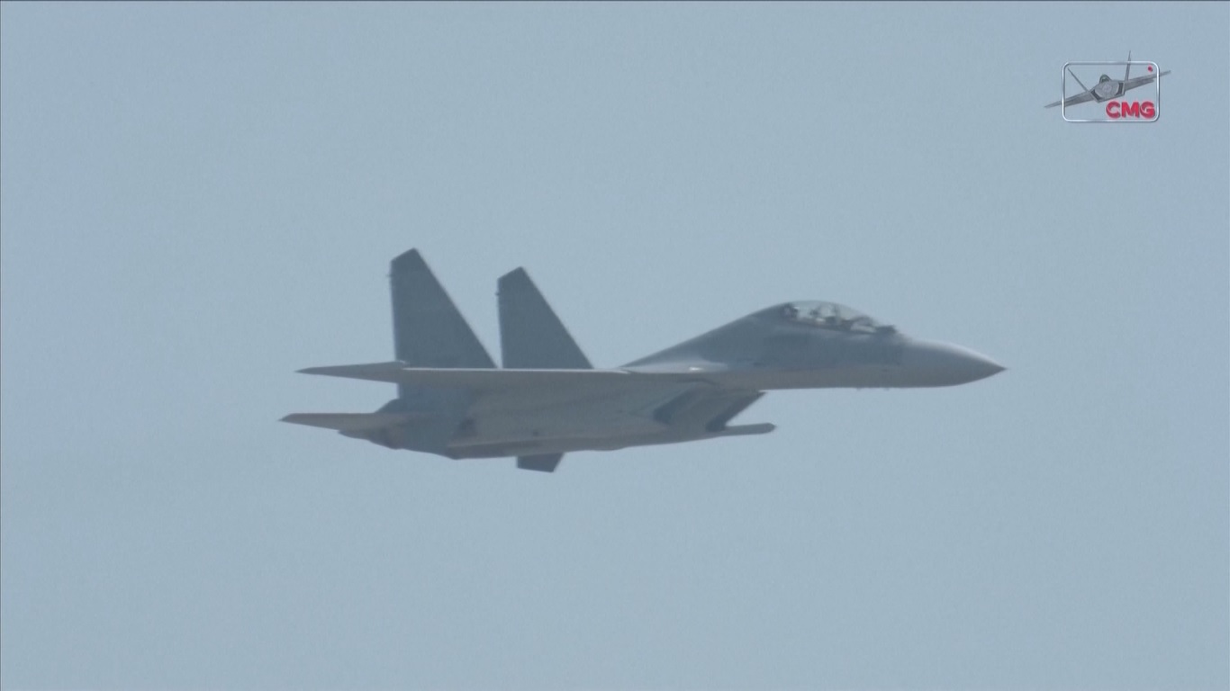 Jet tempur J-16 menunjukkan kinerjanya yang luar biasa dengan menyelesaikan manuver seperti berputar di ketinggian rendah