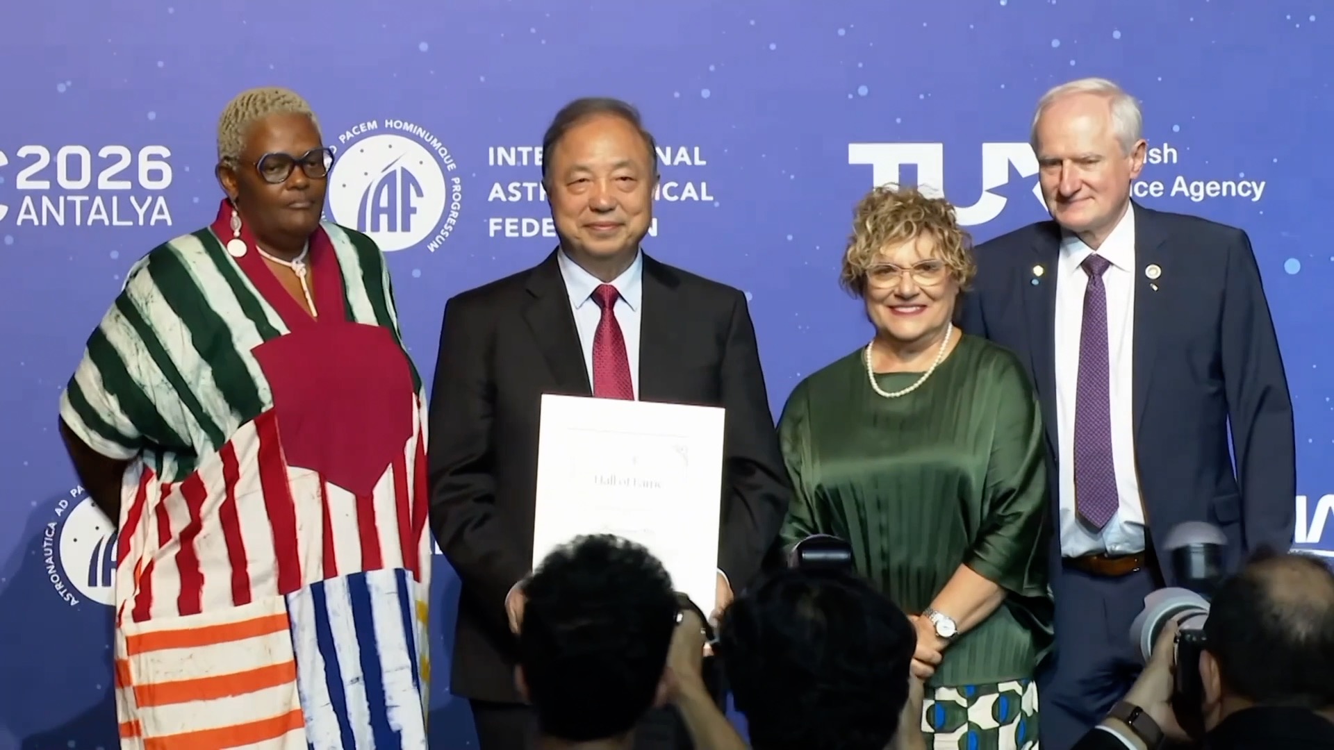 Ilmuwan Tiongkok Guo Huadong Meraih Penghargaan Hall of Fame IAF
