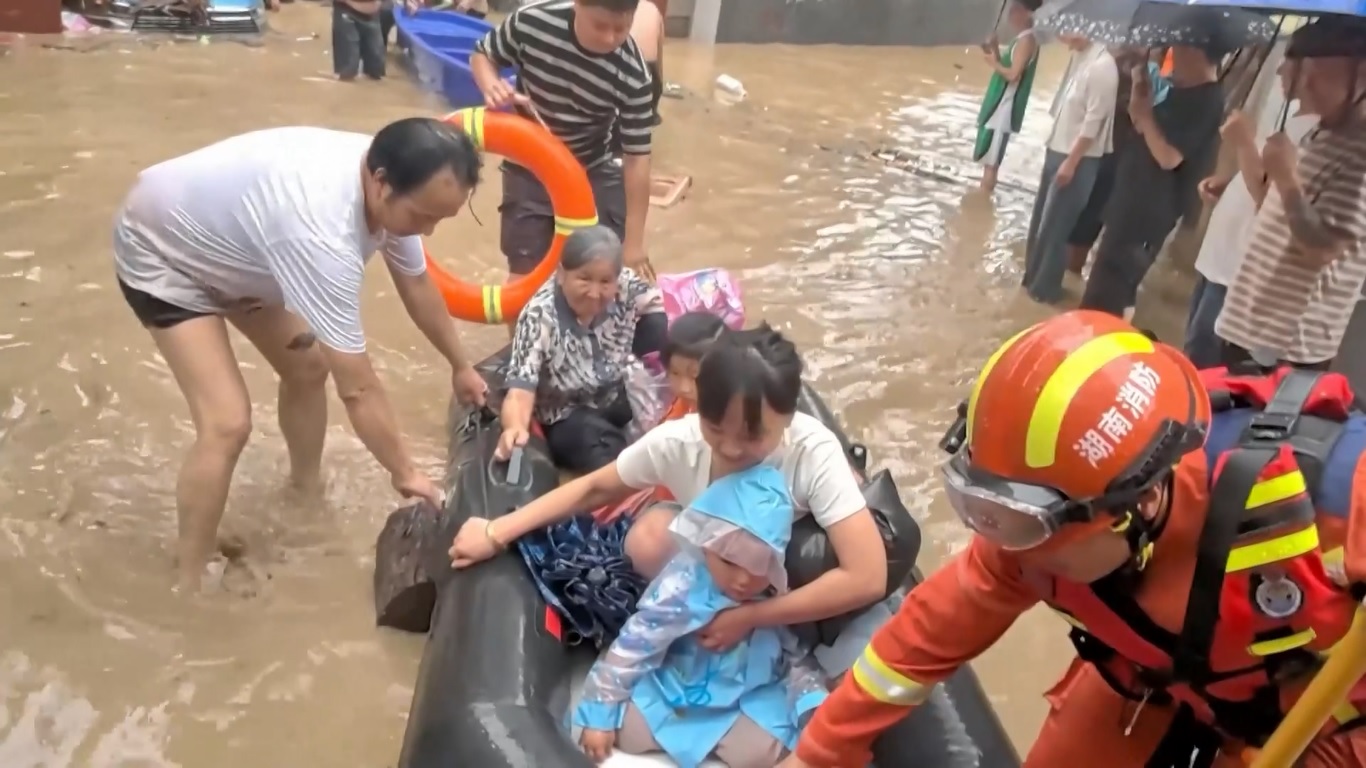 Hujan Deras dan Banjir Melanda Tiongkok Selatan