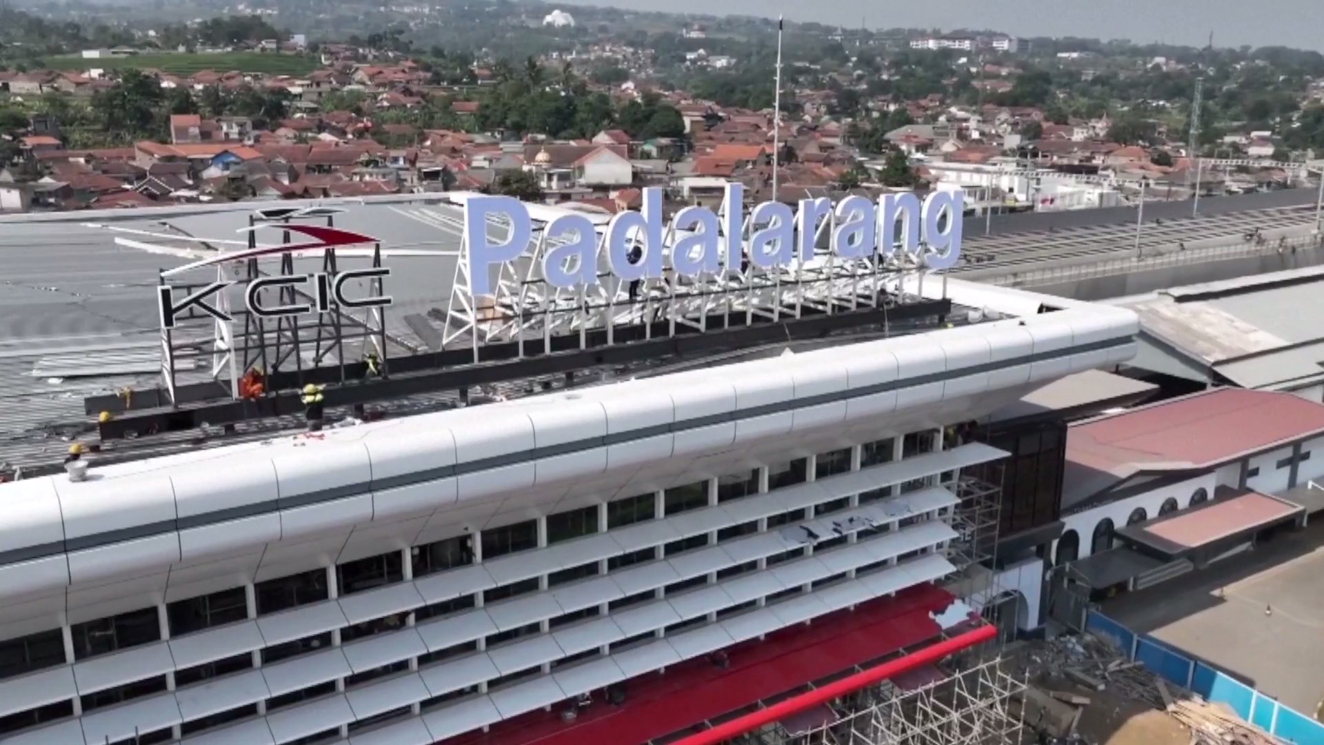 Kereta Cepat Jakarta-Bandung yang baru beroperasi di Indonesia