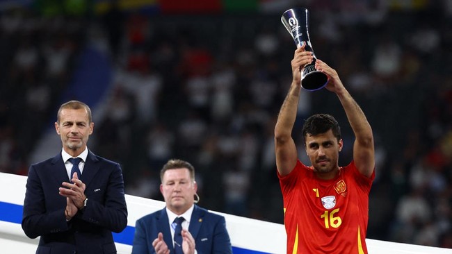 Timnas Spanyol nyaris sapu bersih seluruh penghargaan di Euro 2024 setelah menjadi juara dengan mengalahkan Inggris di Stadion Olympia