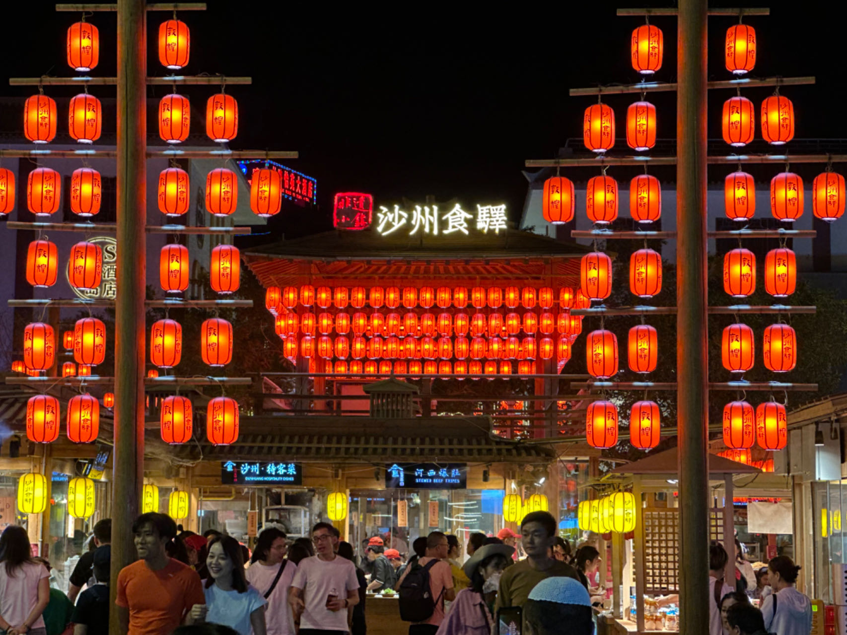 Perpaduan yang semarak antara masa lalu dan masa kini Pasar Malam Dunhuang menampilkan bangunan bergaya Dinasti Tang (618-907) dengan karakteristik lokal di samping bisnis modern