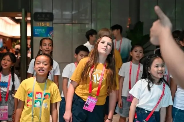 Paduan Suara Menyampaikan Pesan Persahabatan di Pembukaan Pertandingan