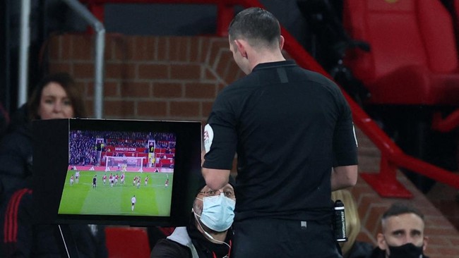 Ketua Umum PSSI Erick Thohir mengatakan dana yang akan dihabiskan PT Liga Indonesia Baru (LIB) untuk menerapkan penggunaan Video Assistant Referee (VAR) lebih dari Rp100 miliar