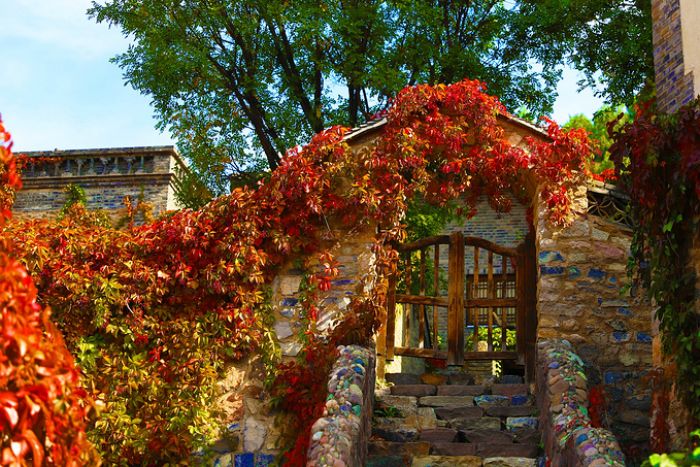 Musim gugur adalah musim paling indah tahun ini ketika daun berubah menjadi bunga Beijing sekarang dihiasi dengan pohon ginkgo kuning cerah dan pohon maple merah