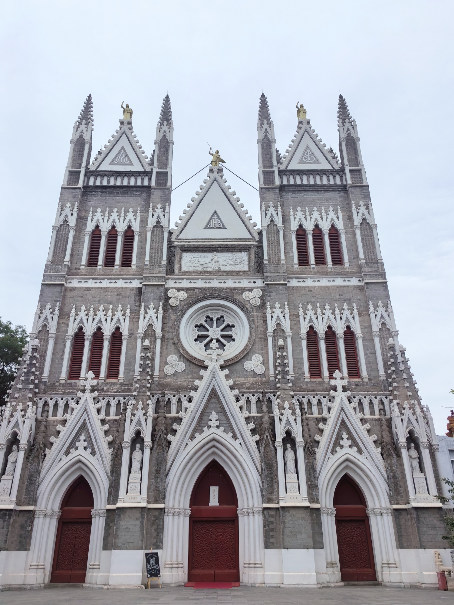 Gereja Katolik Xishiku pertama kali dibangun oleh Yesuit Prancis pada tahun 1703 pada masa pemerintahan Kaisar Kangxi dari Dinasti Qing (1644-1911)