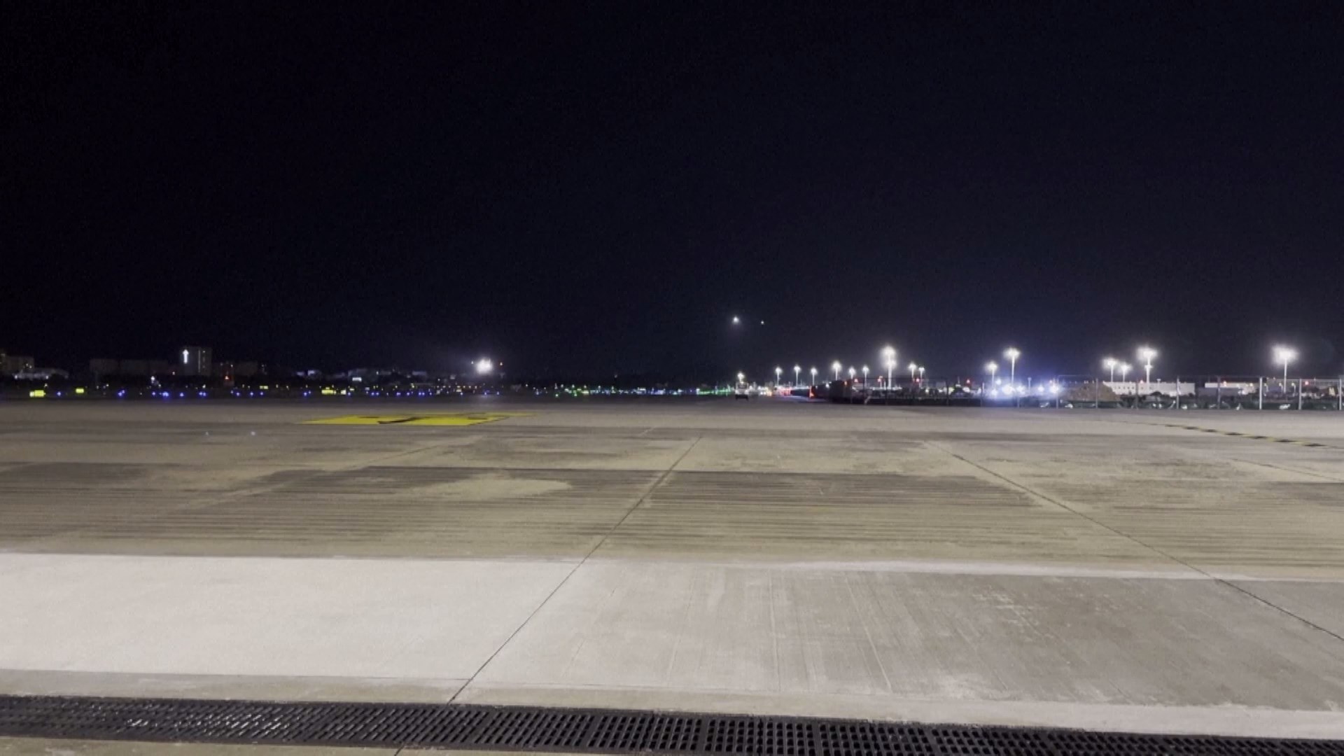 Sebanyak 194 penumpang tiba di Bandara Internasional Sanya Phoenix di Kota Sanya