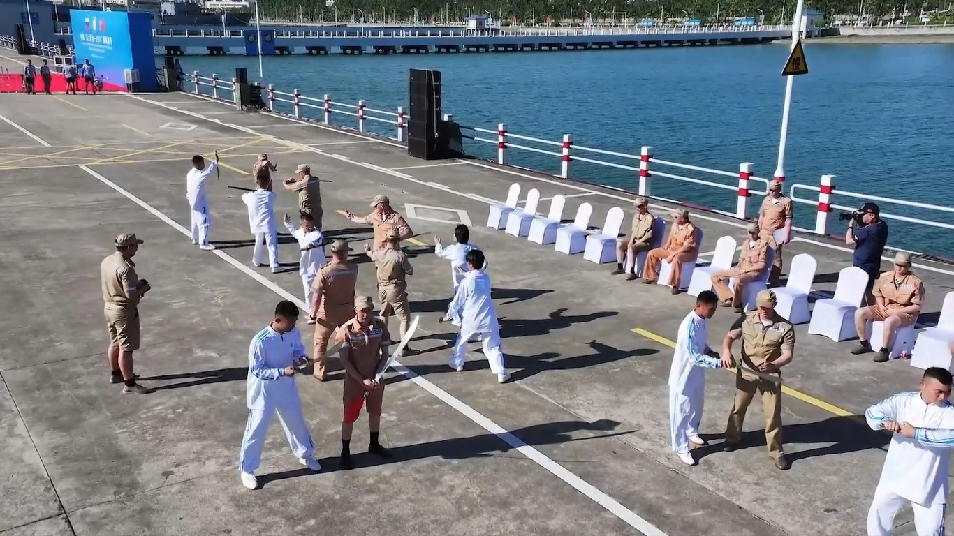 Kapal perusak Nanning dari Angkatan Laut Tiongkok dan kapal korvet Gromkiy dari pihak Rusia saling berkunjung satu sama lain