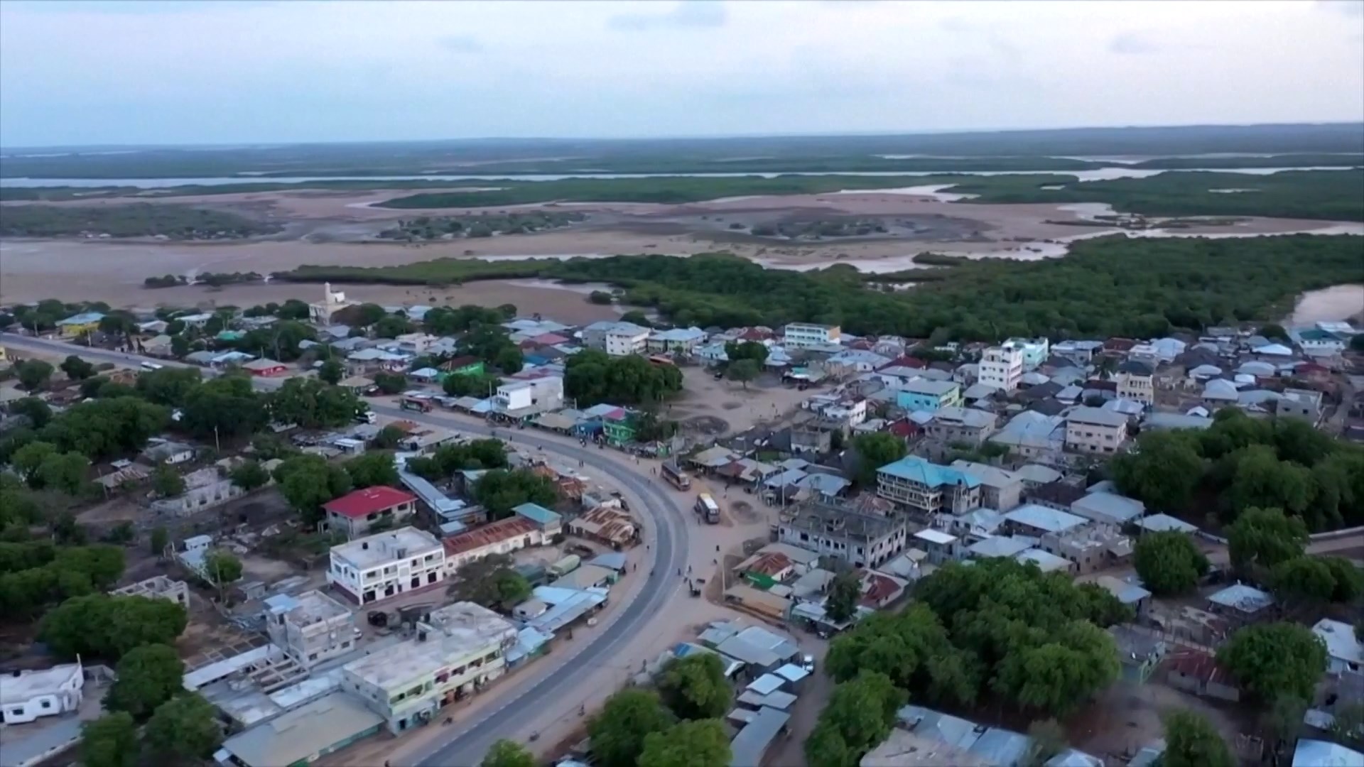 Selain Nakuru beberapa kabupaten lain termasuk Lamu Kisumu Garissa Kajiado Mandera dan Busia juga sangat terpengaruh oleh curah hujan yang terus berlanjut