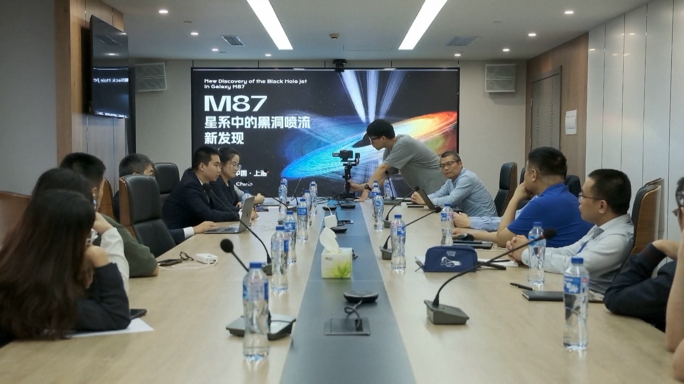 Temuan ini memberikan bukti pengamatan yang meyakinkan tentang perputaran lubang hitam