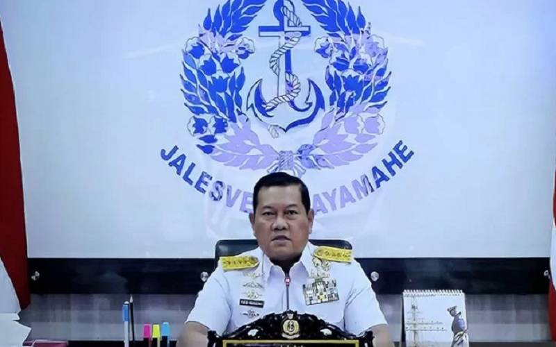 Panglima TNI yang baru disebut akan menghadapi tantangan dalam menjaga prajuritnya agar tidak terlibat politik praktis