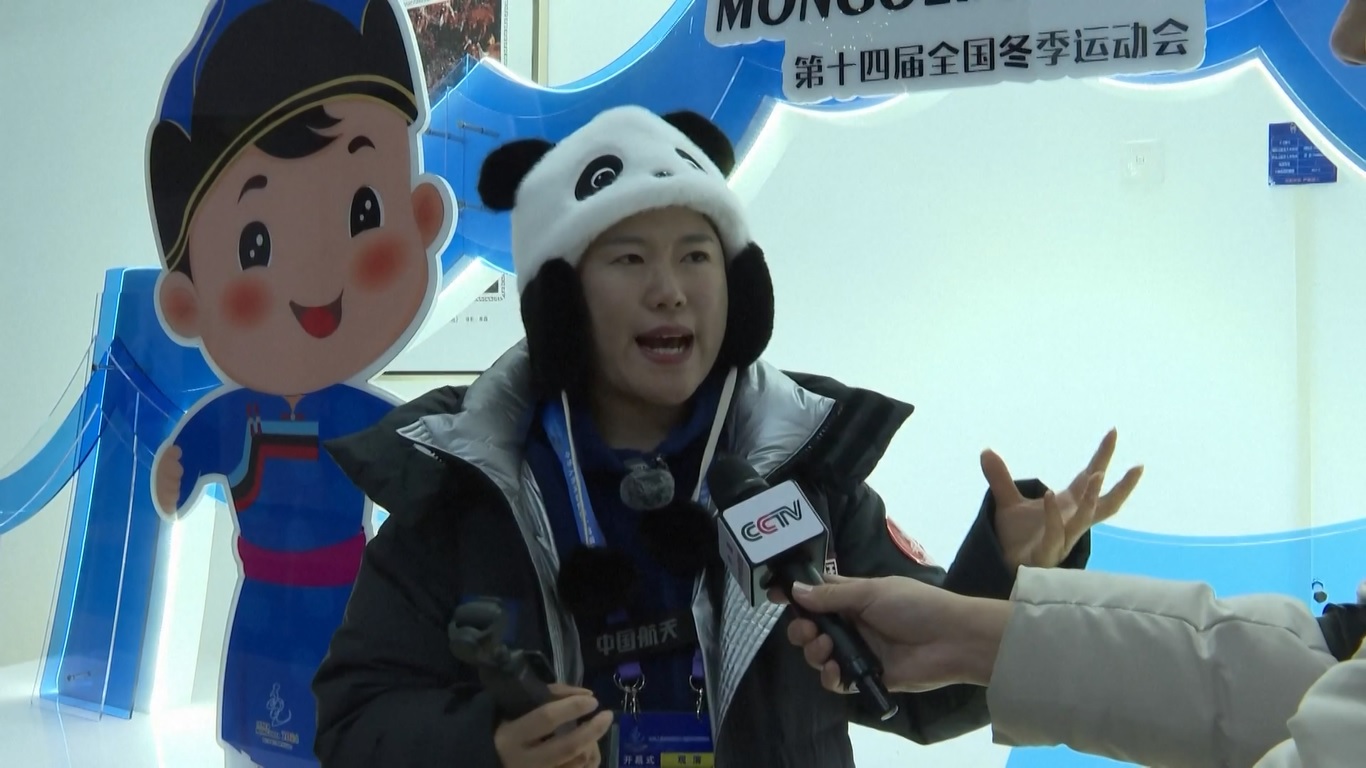 Upacara pembukaan yang berlangsung selama 80 menit ini diadakan di Pusat Pelatihan Olahraga Es Mongolia Dalam