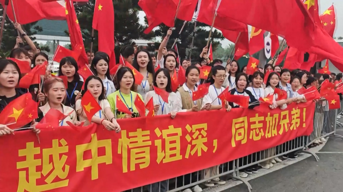 Warga setempat dari berbagai lapisan masyarakat terlihat berbaris di jalan-jalan di ibu kota untuk menyambut kedatangan Xi