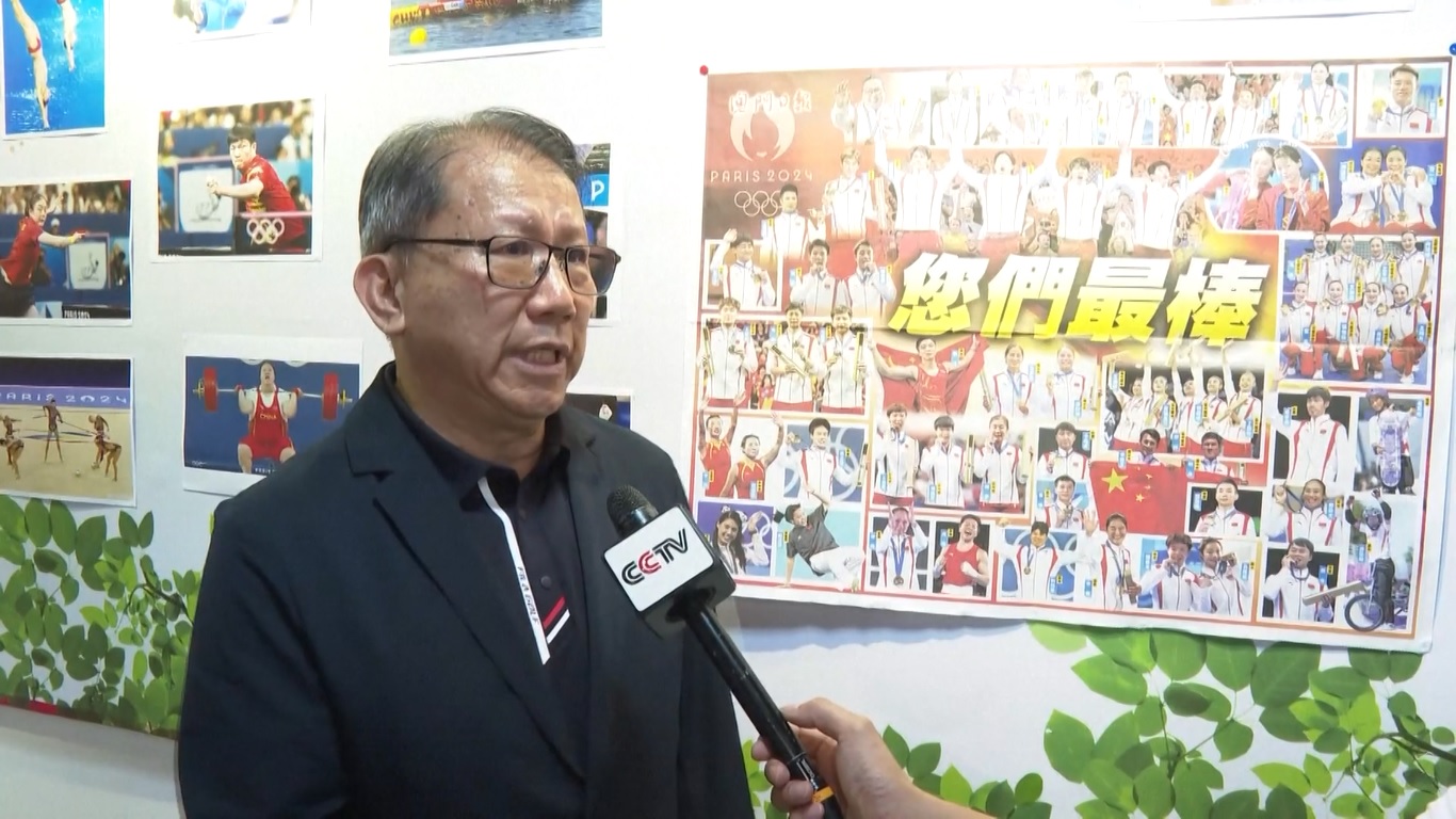 Suasana semakin semarak ketika mereka terlibat dalam permainan dan kegiatan kerajinan tangan dengan penduduk setempat