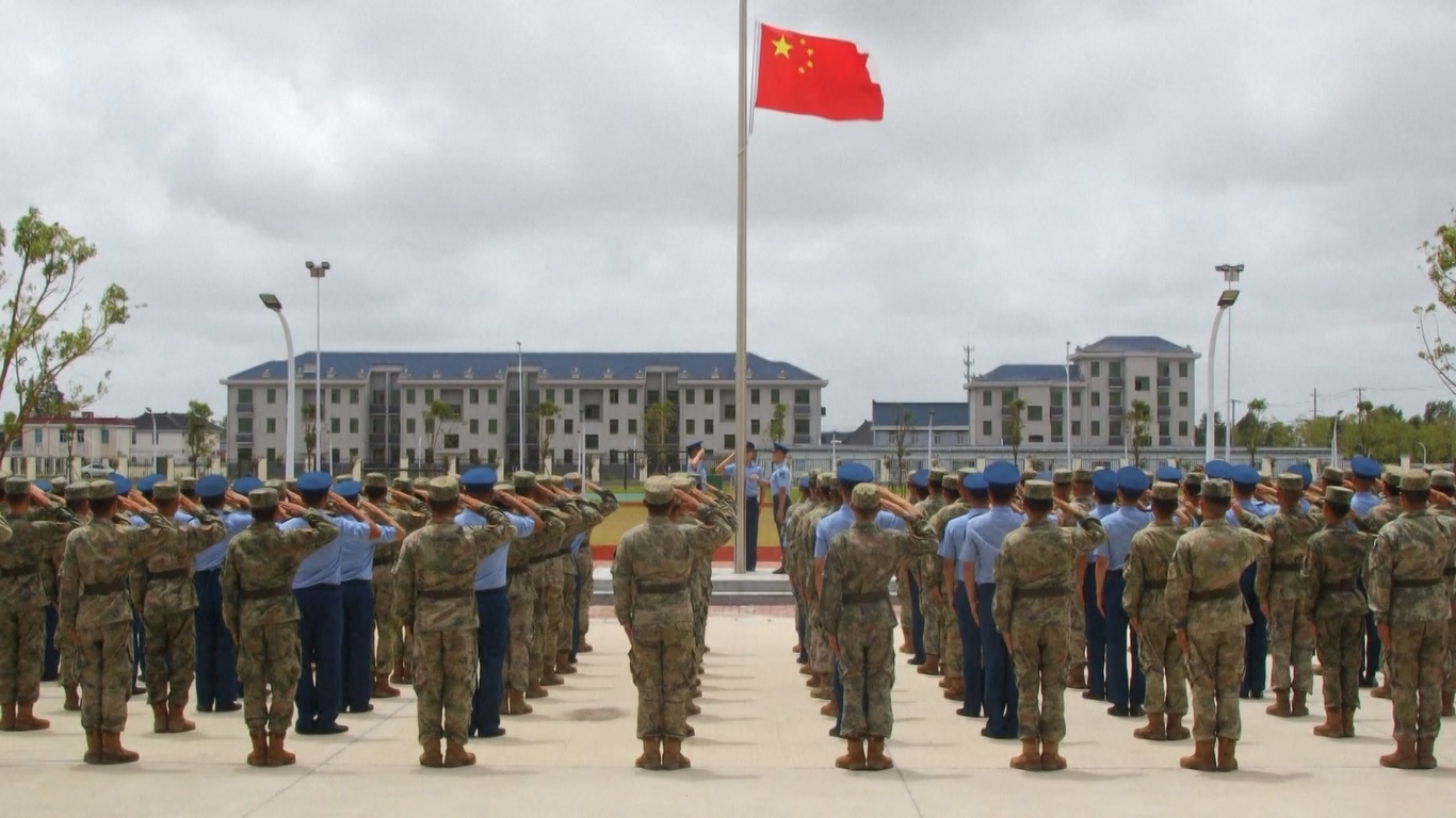 Upacara Pengibaran Bendera Digelar untuk Peringati Hari PLA Tiongkok ke-98