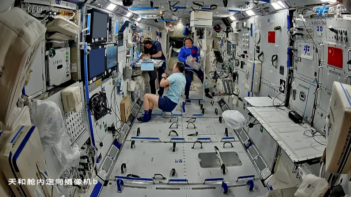 Para Astronot Shenzhou-21 Tiongkok Berhasil Selesaikan Rangkaian Aktivitas Ekstravehikular ke-3