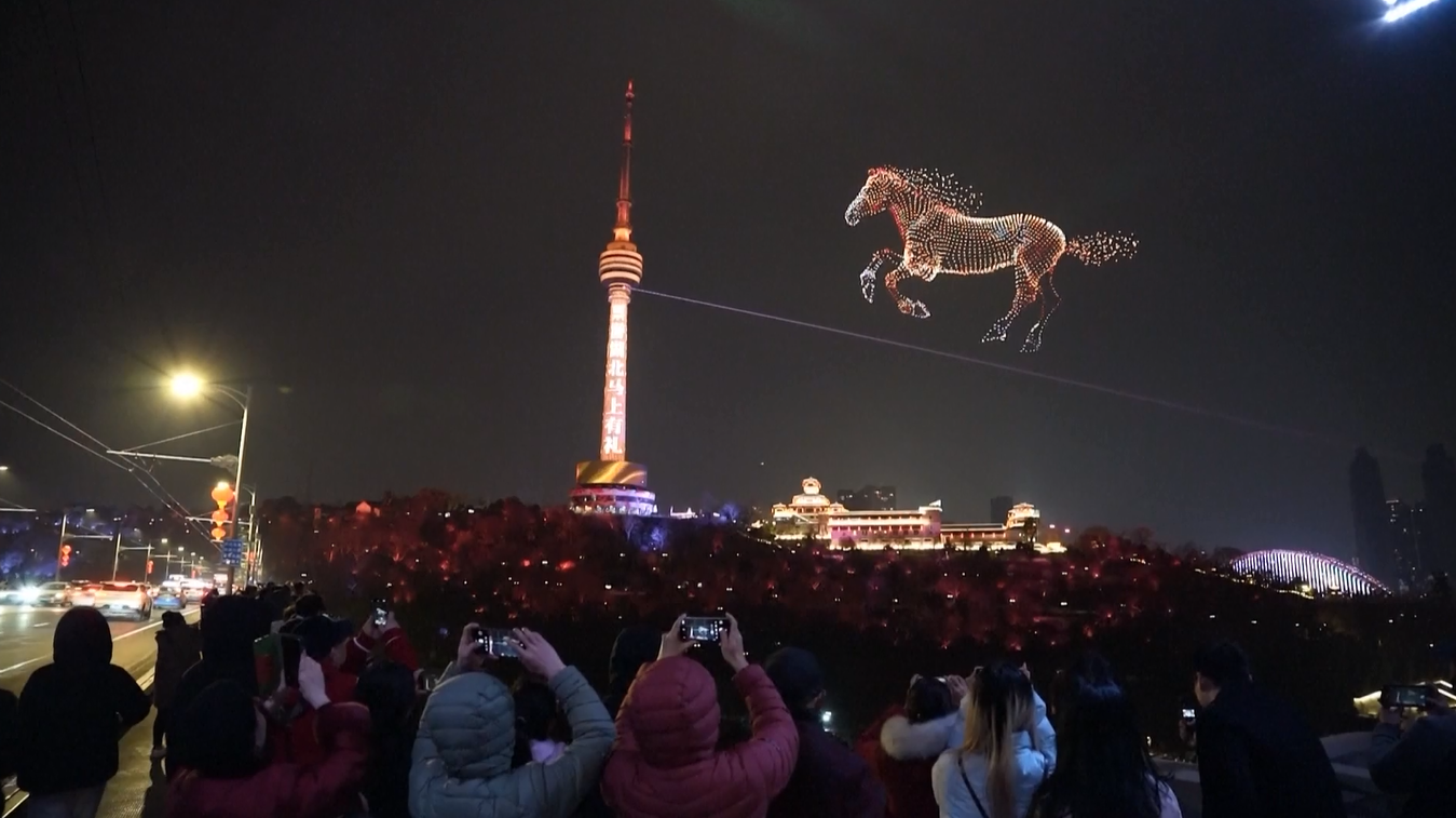 Pertunjukan Drone Spektakuler Terangi Langit Wuhan untuk Perayaan Tahun Baru Imlek 2026