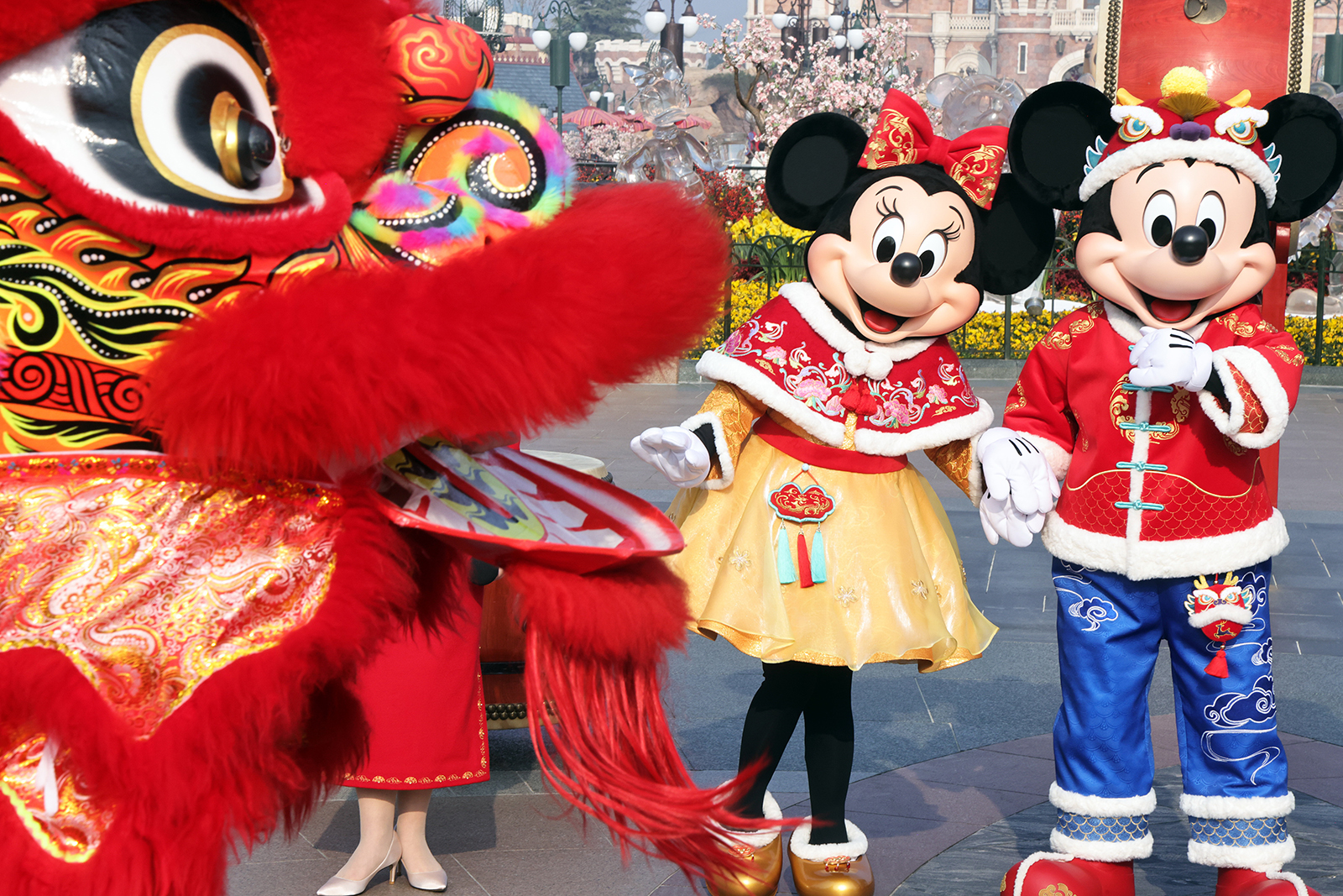 Karakter Disney mengenakan kostum ala Tiongkok merayakan Festival Musim Semi bersama pengunjung Shanghai Disney Resort pada Hari Tahun Baru Imlek