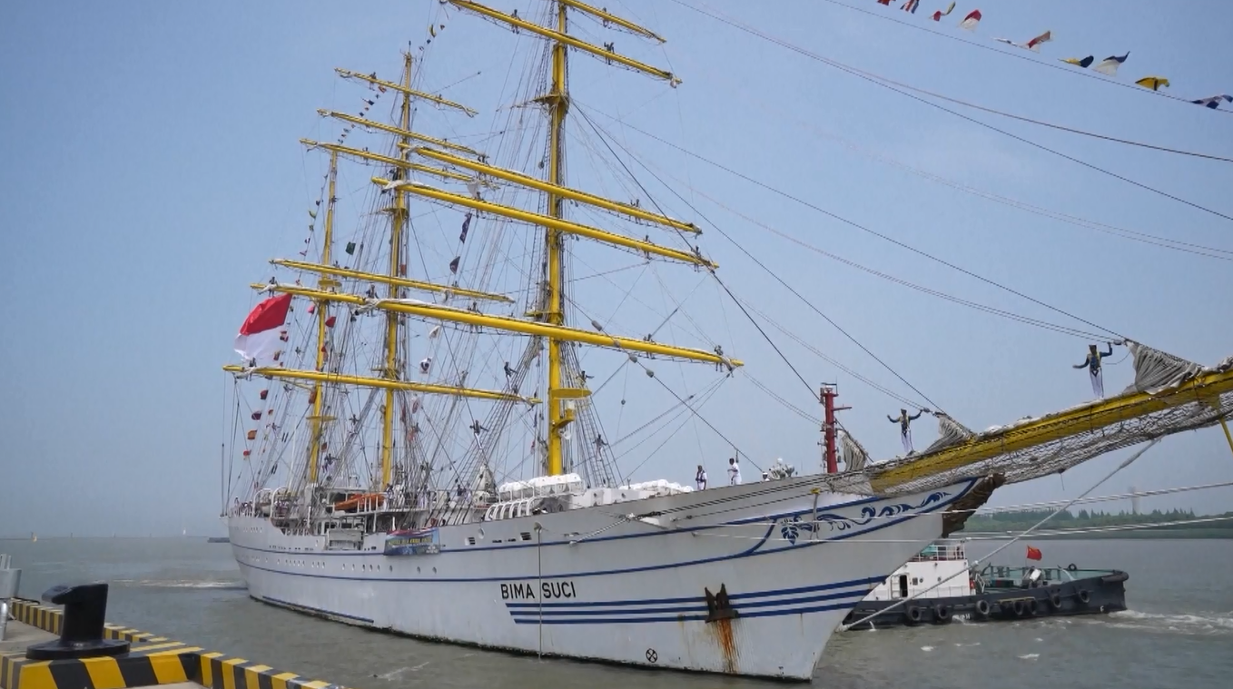 Kapal Latih Layar Angkatan Laut Indonesia Kunjungi Shanghai