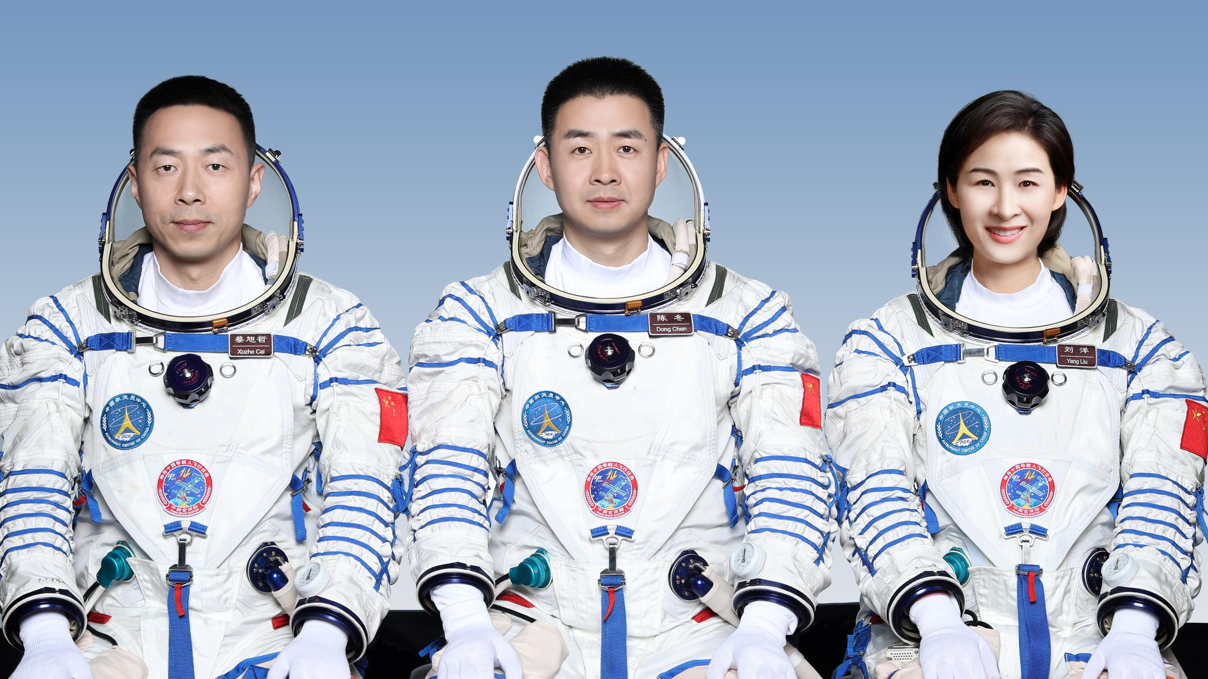 Para astronot dari misi luar angkasa berawak Shenzhou-14 Tiongkok mengingat kembali pengalaman mendebarkan saat berjalan di luar angkasa pada bulan September tahun lalu