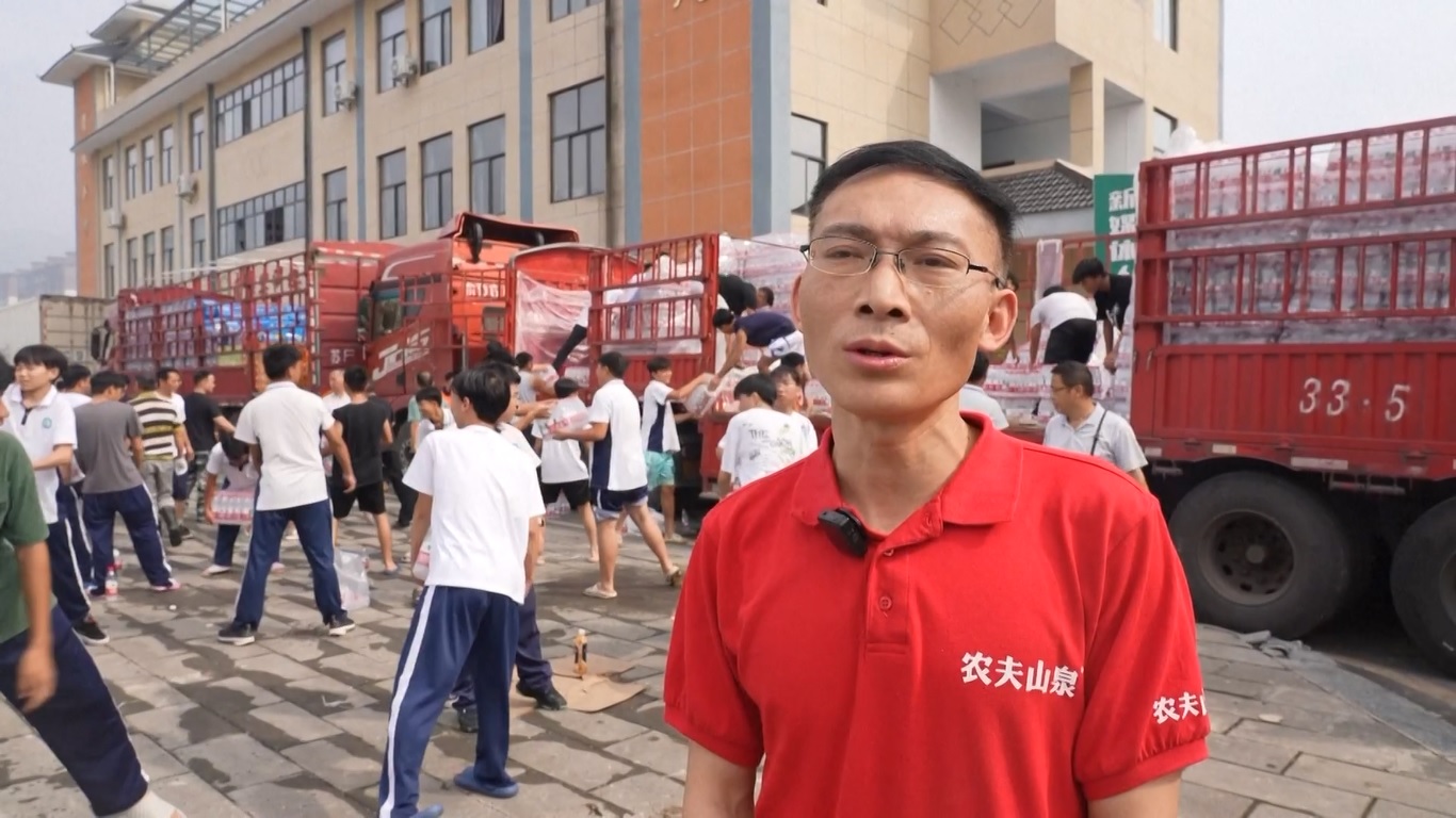 Para Relawan Bantu Distribusikan Bantuan di Daerah yang Dilanda Banjir di Tiongkok