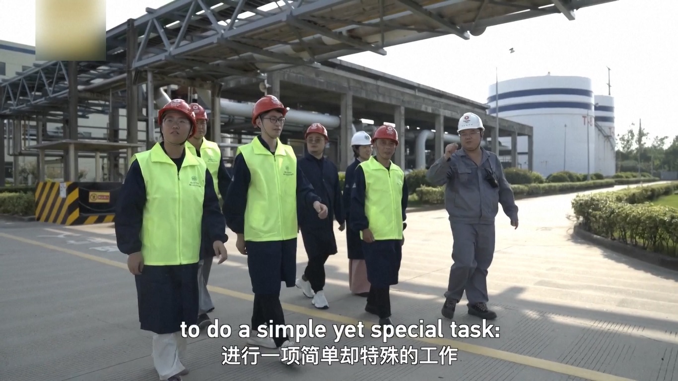 Kelompok relawan dari semua lapisan masyarakat ini mengunjungi pabrik kimia di kawasan industri untuk melakukan tugas sederhana namun istimewa