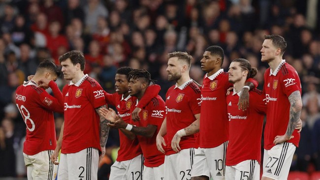 Casemiro menunjukkan kelakuan unik dalam momen menegangkan adu penalti duel Manchester United lawan Brighton&amp;Hove Albion pada semifinal Piala FA