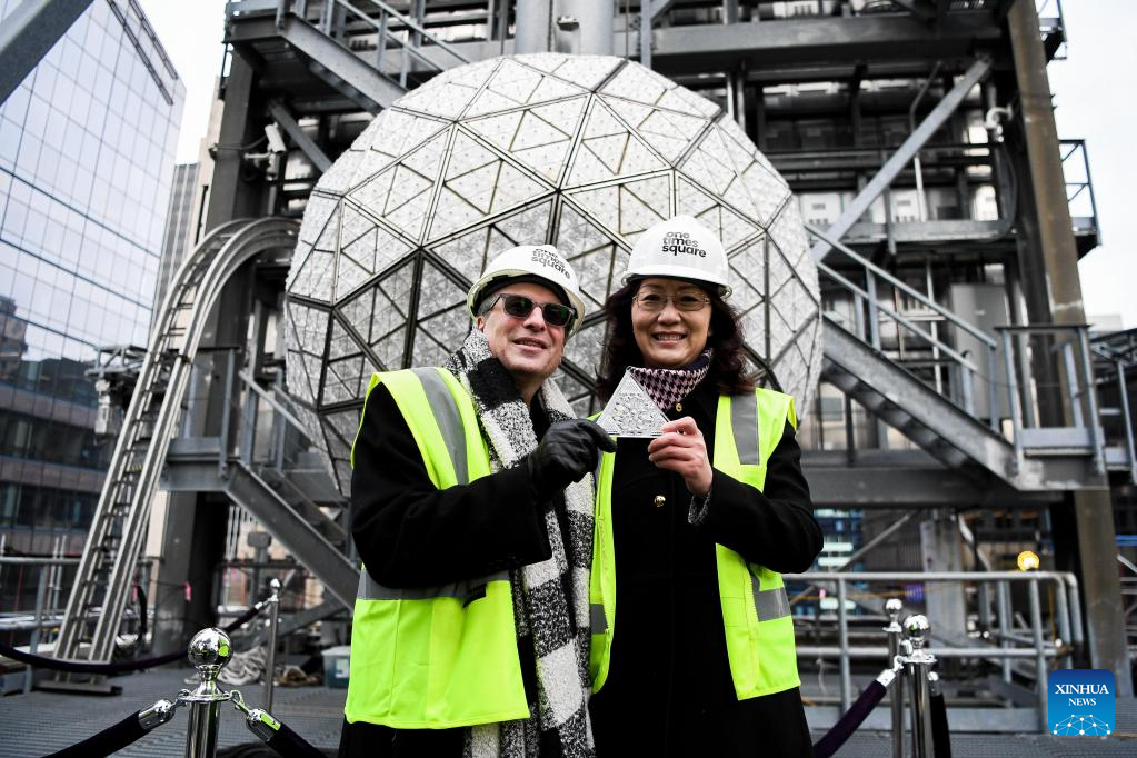 Seniman dari Daerah Administratif Khusus Hong Kong Tiongkok akan memulai perayaan hitung mundur pada malam tahun 2023 di Times Square di New York City