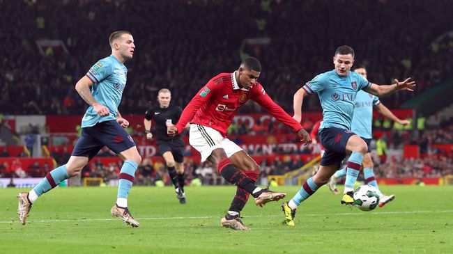 Penyerang Marcus Rashford mencetak gol istimewa saat Manchester United mengalahkan Burnley 2-0 pada babak 16 besar Piala Liga Inggris