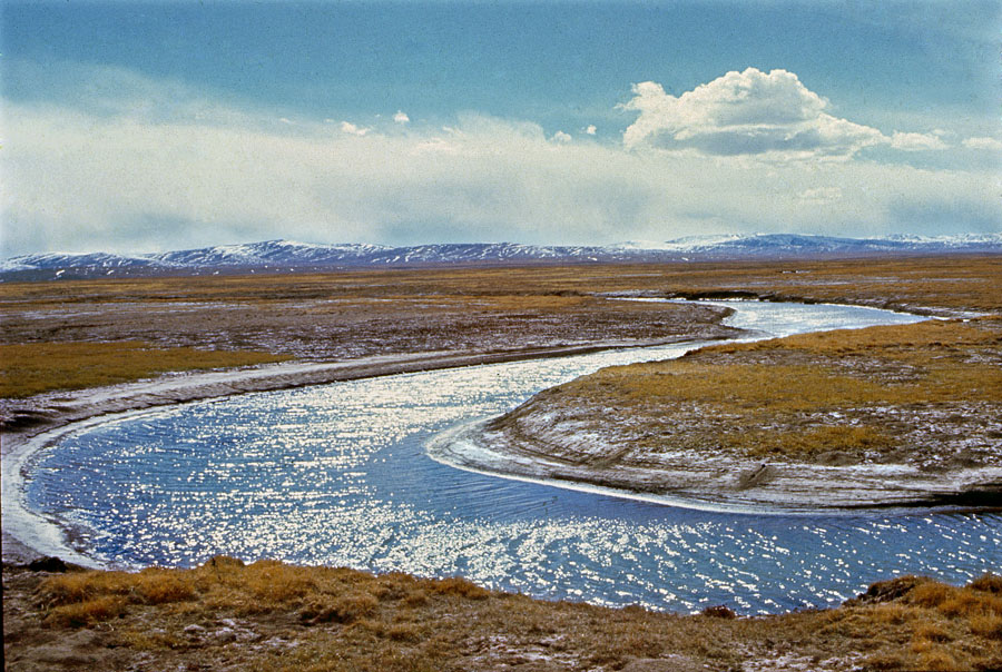 Sebagai sungai induk di Tiongkok Sungai Yangtze berasal dari Puncak Geladandong Pegunungan Tanggula di dataran tinggi Qinghai-Tibet