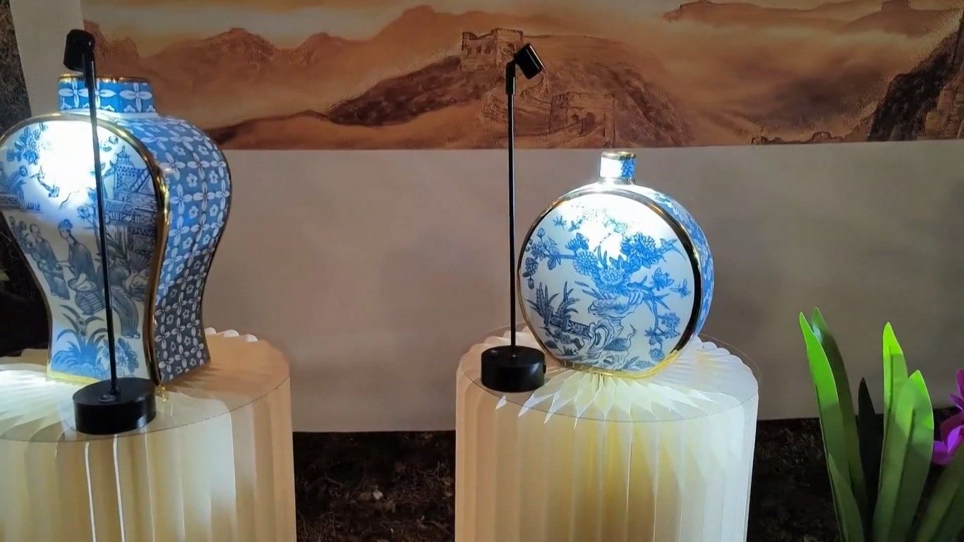 Area pameran ini juga menampilkan pertunjukan bergaya Tiongkok