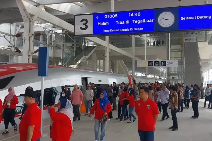 Uji coba gratis kereta cepat Jakarta-Bandung (KCJB) resmi dilakukan perdana pada hari ini
