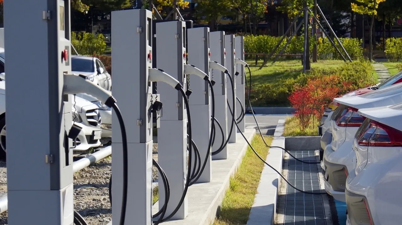 Di zona layanan jalan tol Dingzhou di Provinsi Hebei