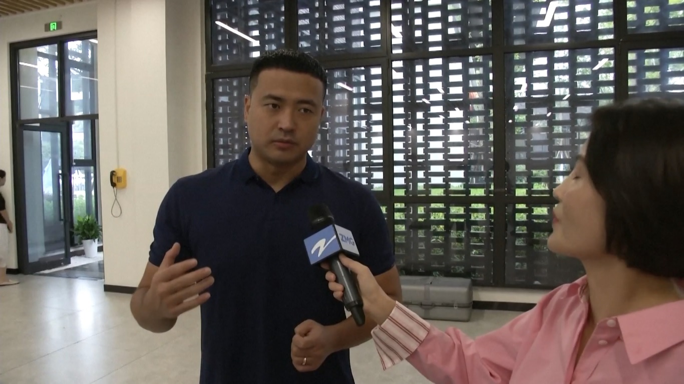 Juara dunia renang Wu Peng dan juara dunia seni bela diri Zhang Chunyan memberikan pelajaran tentang atletis dan sportivitas di Sekolah Qian Xuesen di Hangzhou