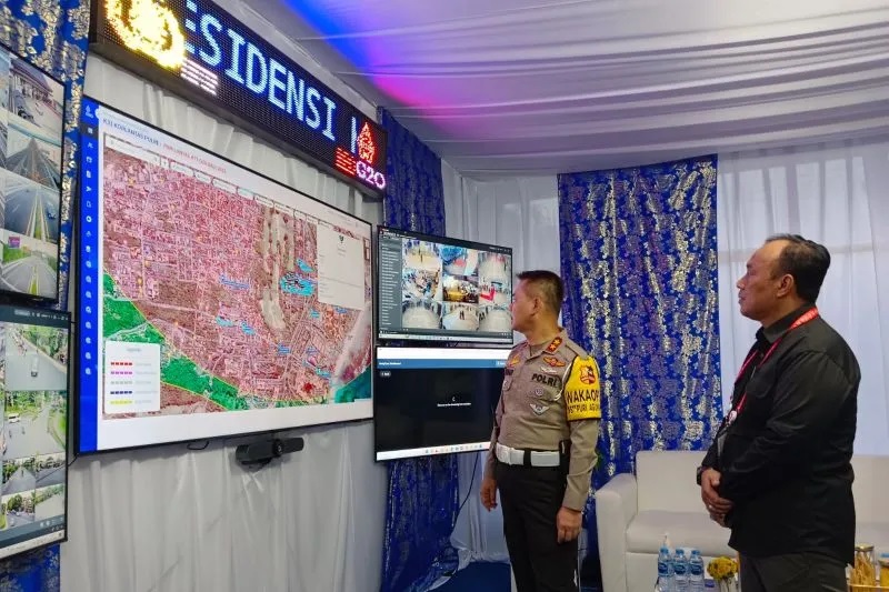 Korps Lalu Lintas (Korlantas) Polri menggunakan aplikasi yang berada di posko pengamanan Hal ini guna memantau kelancaran jalur kedatangan delegasi dan tamu VVIP Konferensi Tingkat Tinggi (KTT) G20 di Bali