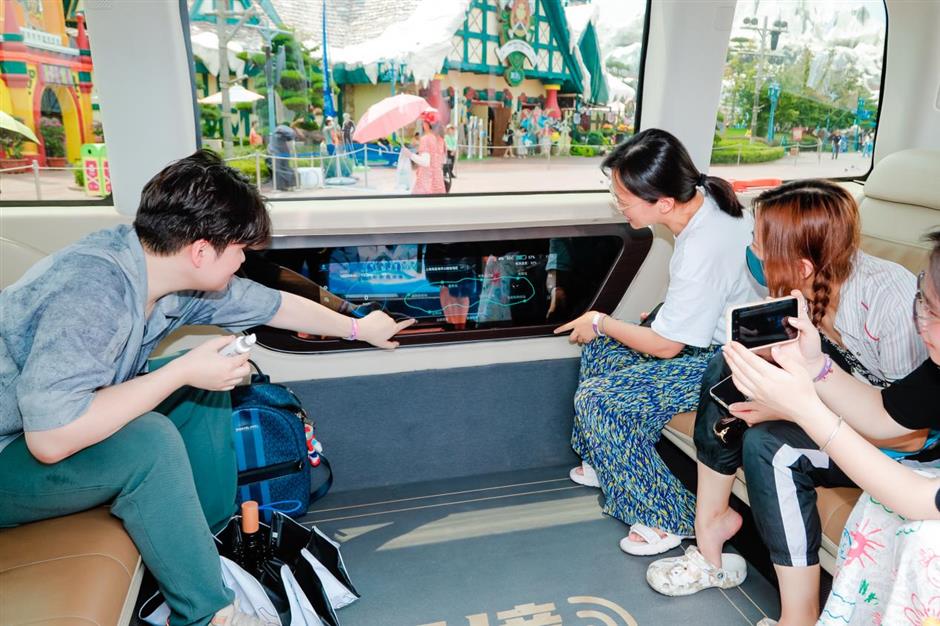 Rasa penasaran naik dalam kendaraan tanpa pengemudi menyeruak dihati wisatawan