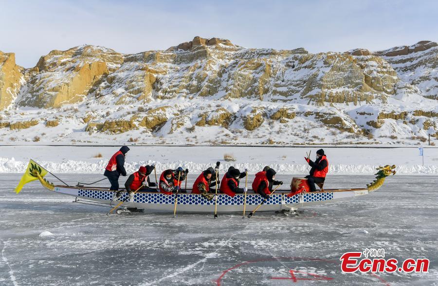 Para pembalap berkompetisi di lintasan es sepanjang 400 meter dalam perlombaan perahu naga es di Danau Ulungur di Kabupaten Fuhai Daerah Otonom Uighur Xinjiang