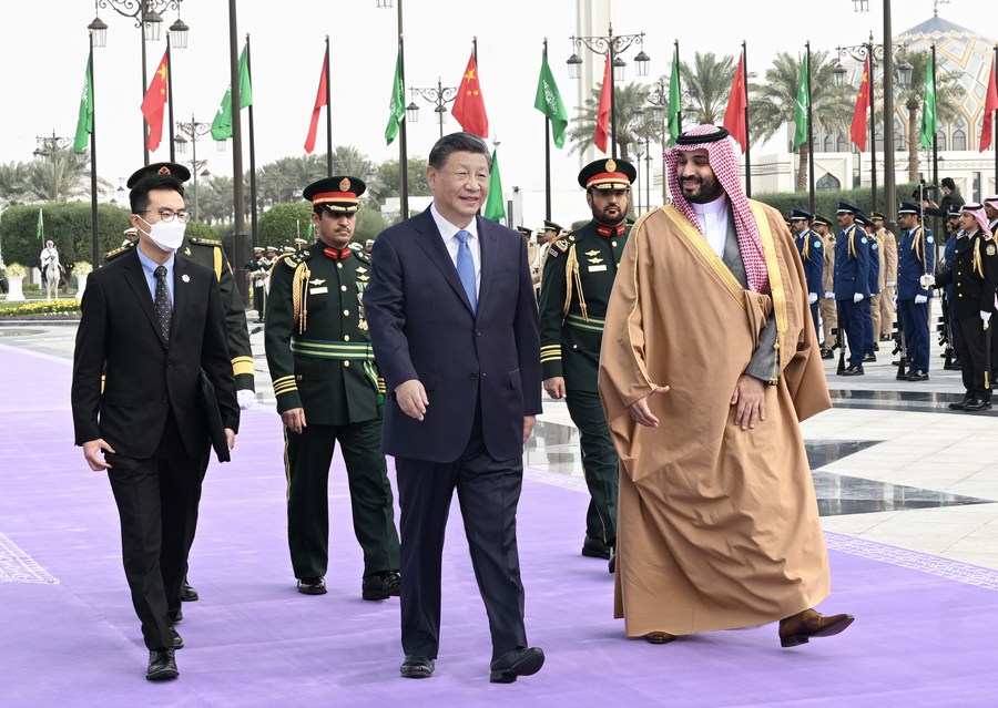 Presiden Tiongkok Xi Jinping menghadiri upacara penyambutan yang digelar oleh Putra Mahkota sekaligus Perdana Menteri Arab Saudi Mohammed bin Salman Al Saud atas nama Raja Arab Saudi Salman bin Abdulaziz Al Saud