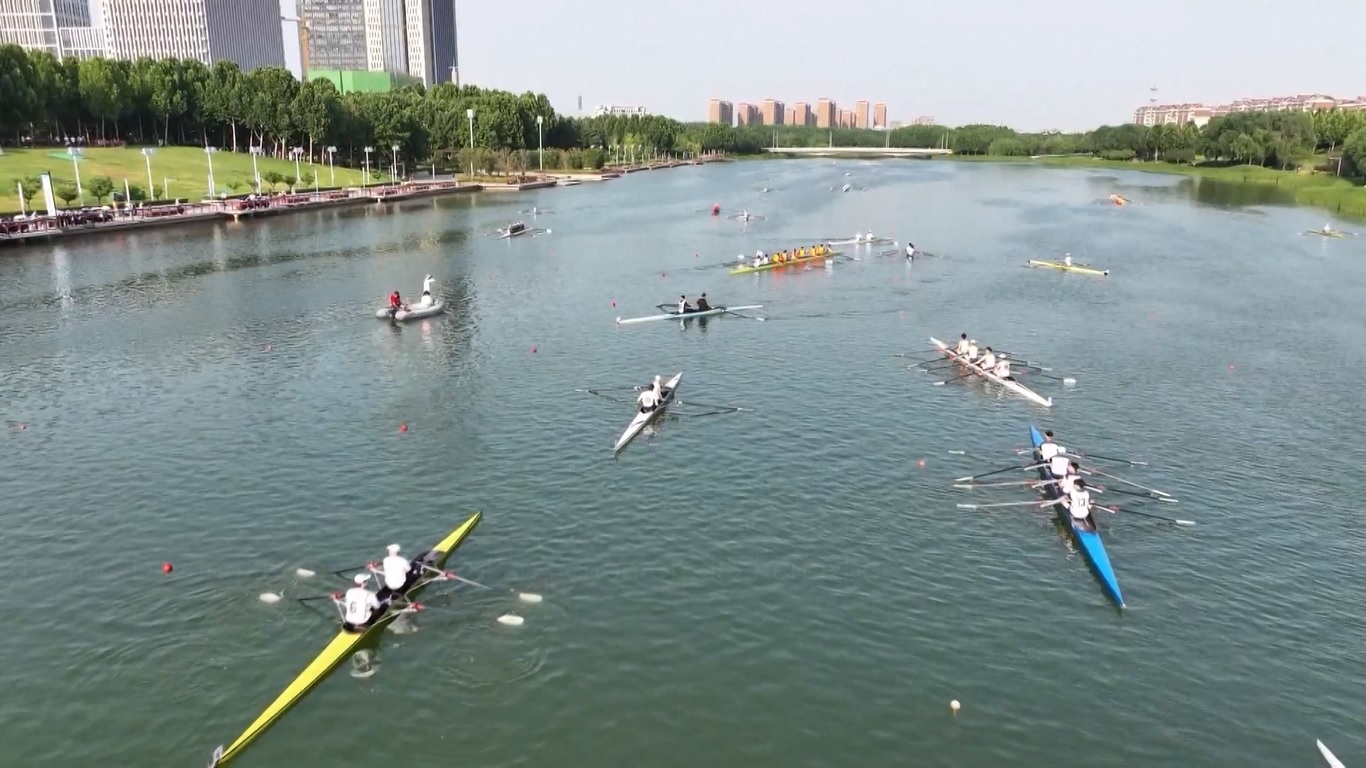 Lomba layar yang dijuluki Tantangan Mendayung Sekolah Danau Henan Zhengzhou Longzi Belt and Road itu berhasil menarik 350 atlet dan 43 tim dari tujuh negara untuk berpartisipasi