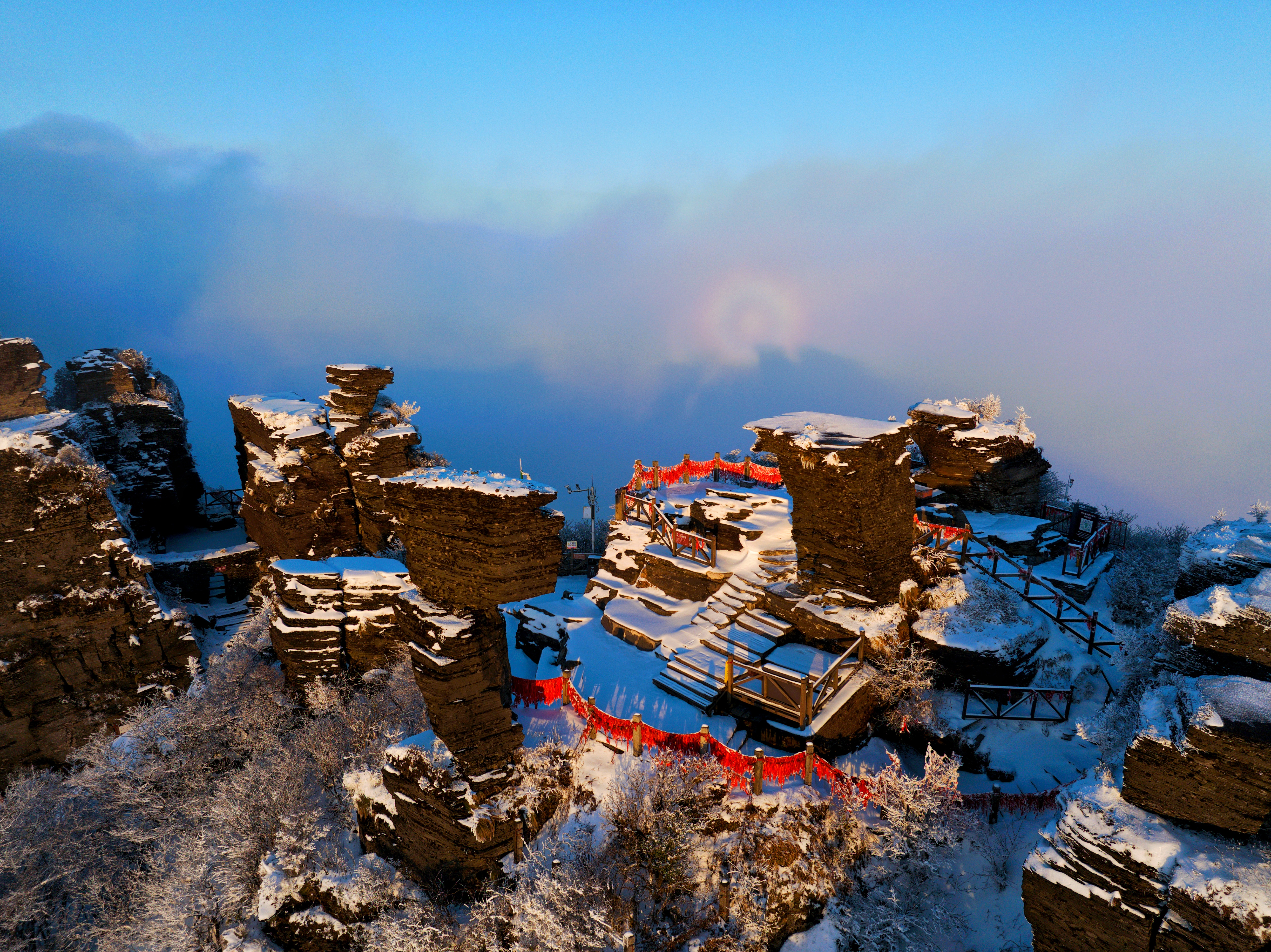 Kemunculan lingkaran cahaya seperti pelangi muncul di puncak gunung