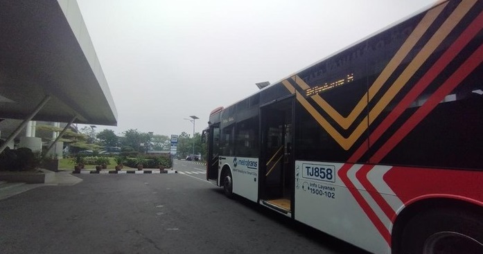 Uji coba bus Transjakarta ke Bandara Soekarno-Hatta (Soetta) sudah berlangsung hampir dua pekan Masyarakat mulai antusias dan memenuhi halte Transjakarta Kalideres jurusan Soetta 