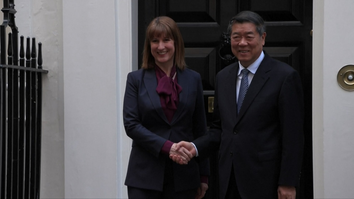 He melakukan diskusi mendalam dengan Reeves mengenai kerja sama ekonomi dan keuangan Tiongkok-Inggris serta berbagai isu yang menjadi perhatian bersama