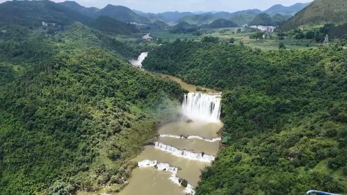 Pemandangan Musim Panas di Tiongkok Memikat Pengunjung dengan Air Terjun, Padang Rumput, dan Lembah Pegunungan