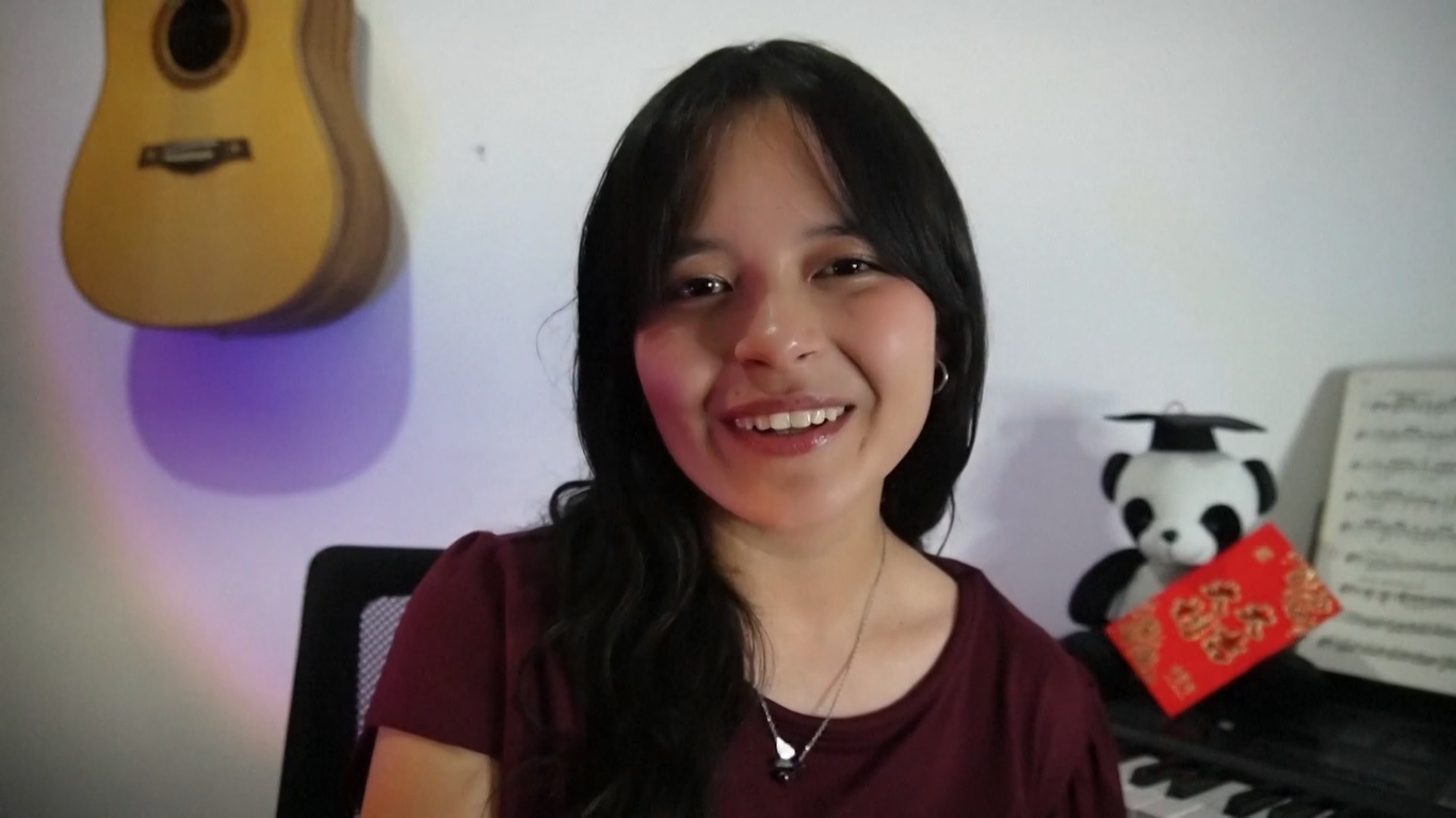 Lentera Tiongkok dengan berbagai ukuran menerangi lorong-lorong