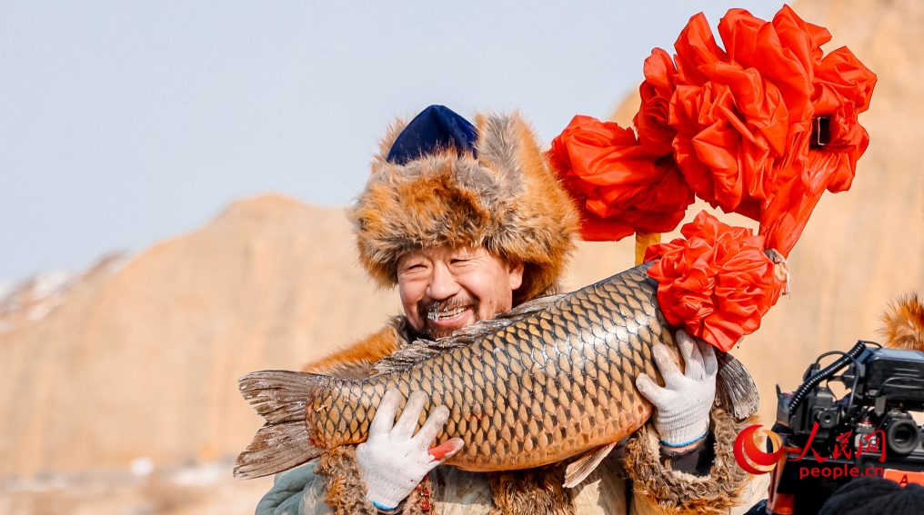 Dimulai! Musim Memancing di Musim dingin di Danau Ulungur, Xinjiang, Tiongkok