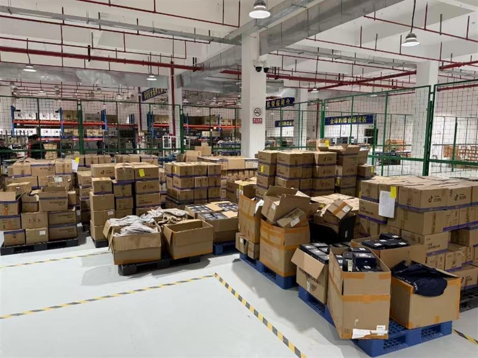 Polisi mengatakan komplotan itu memiliki dua perusahaan