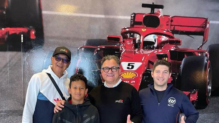 Qarrar yang kini bersekolah di Brescia School Internasional itu menyatakan senang sekali dan simulator balap formula itu tentu sangat menghidupkan pengalaman mengendarai mobil Formula 1